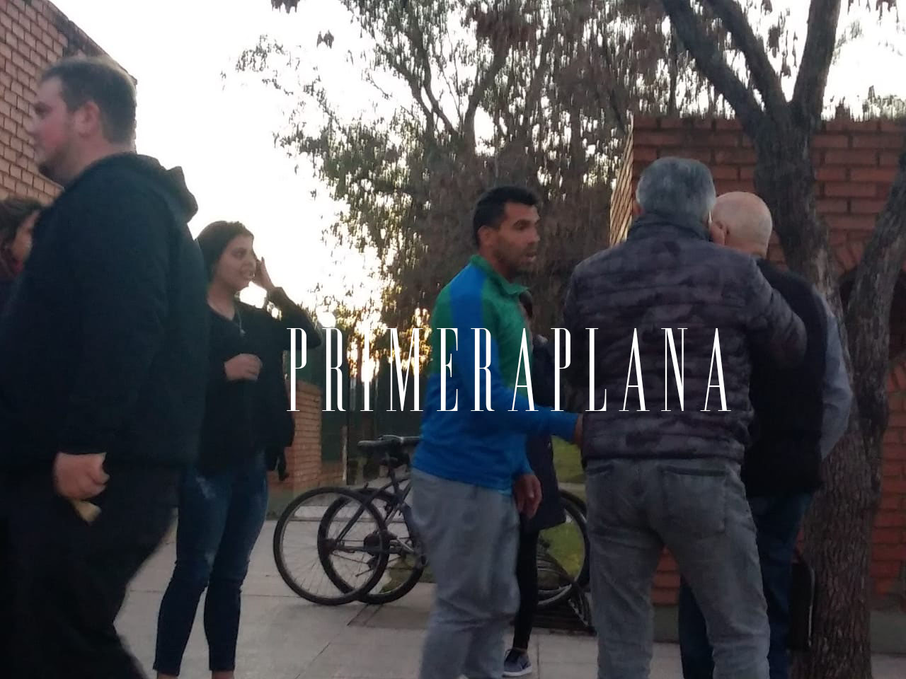 El reconocido jugador de Boca Juniors, Carlos Tevez, se hizo presente en la vecina ciudad de Pergamino el pasado jueves 7 de junio, para acompañar a su amigo, el presidente del club, Daniel Angelici y su familia, por la repentina muerte del primo del operador judicial macrista, Marcelo Braccia.
