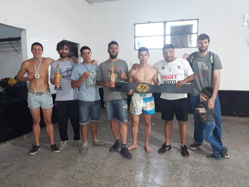 Este viernes 7 de diciembre en las instalaciones del Club Atlético Argentino de nuestra ciudad se estará llevando a cabo una nueva velada de kick boxing en donde varios competidores de nuestra ciudad estarán participando con el condimento especial de títulos en juego.