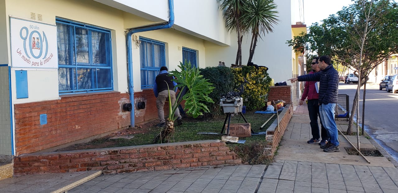 Este jueves 23 de mayo dio inicio en el Jardín 901 una obra para hacer a nueva la instalación de gas natural con el objetivo principal de brindarles seguridad a los chicos y maestros. El presupuesto para realizar los trabajos ronda los 250 mil pesos.