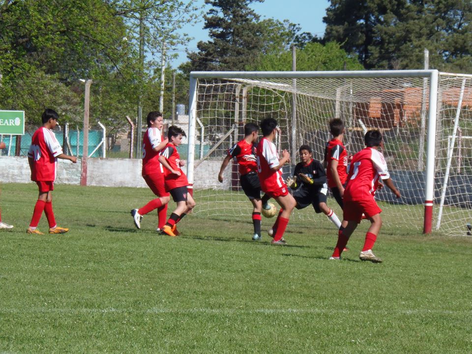 A lo largo del fin de semana se disputó lo que fue la anteúltima fecha del certamen de reserva y primera división que lleva a cabo la Alianza Deportiva conformada por las ciudades de Rojas y Colón, contando entre los mismos con los encuentros entre rojenses de Boca frente a Carabelas y el gran clásico de la ciudad entre Argentino y Jorge Newbery.