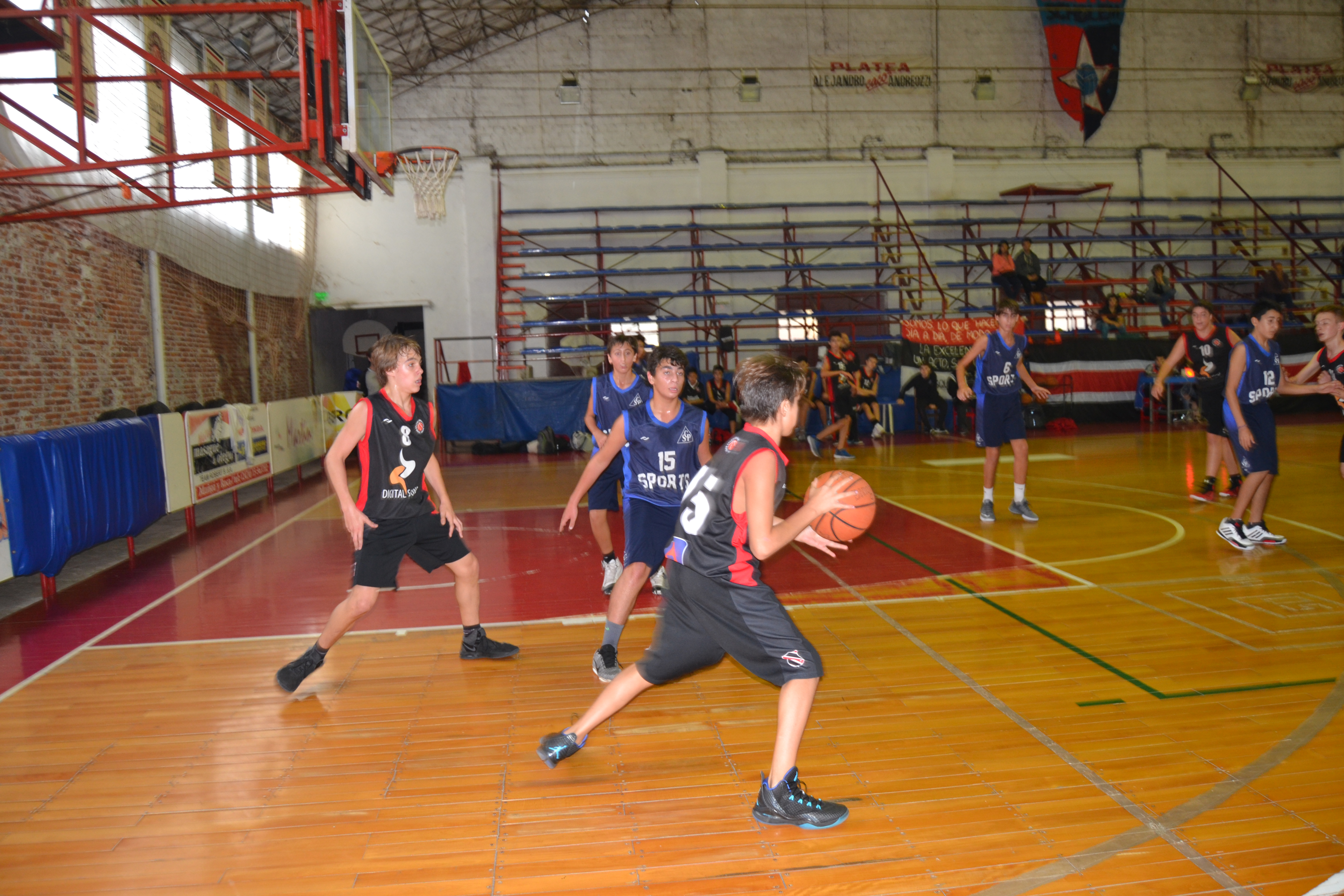 Luego de suspendidas algunas fechas de los certámenes de divisiones inferiores que organiza la Asociación Pergaminense de Básquetbol, en la noche de este martes 16 de octubre se llevaron a cabo algunos duelos en forma de recupero de estos encuentros pendientes.