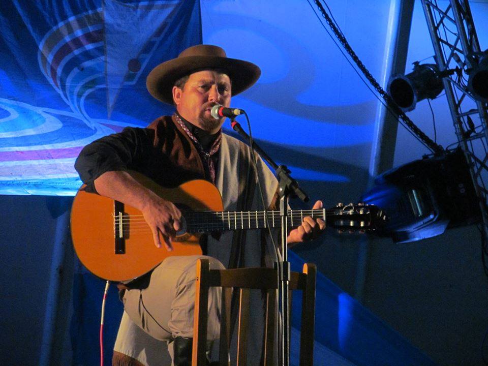 El Municipio de Rojas, desde la Dirección de Cultura que encabeza Alejandro Elcoro, anuncia para este domingo 13 una atractiva cartelera de artistas locales que tendrán la oportunidad de brindar su arte en un espectáculo que comenzará a las 20 horas en el principal espacio público de nuestra ciudad.