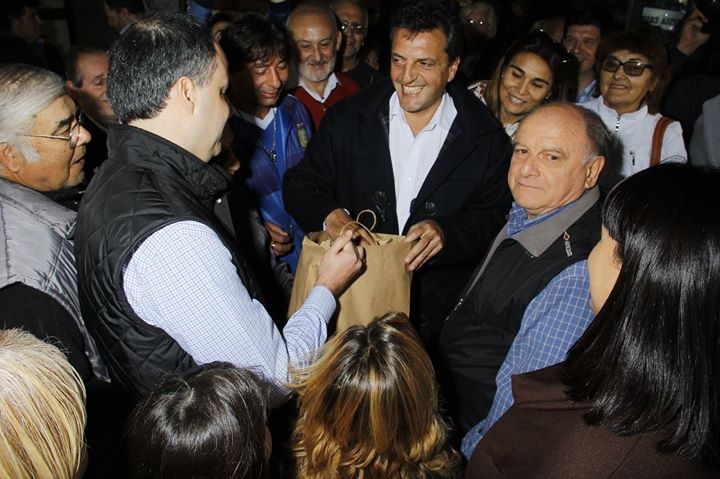 El actual candidato a senador nacional Sergio Massa fue recibido el viernes pasado en su visita a nuestra ciudad por su referente en la región, Martín Caso, quien en una cálida recepción, junto a su grupo de seguidores le entregó varios obsequios, entre ellos uno muy especial, con la fecha grabada y la siguiente consigna: “2019 Massa Presidente – Caso Senador Provincial”.