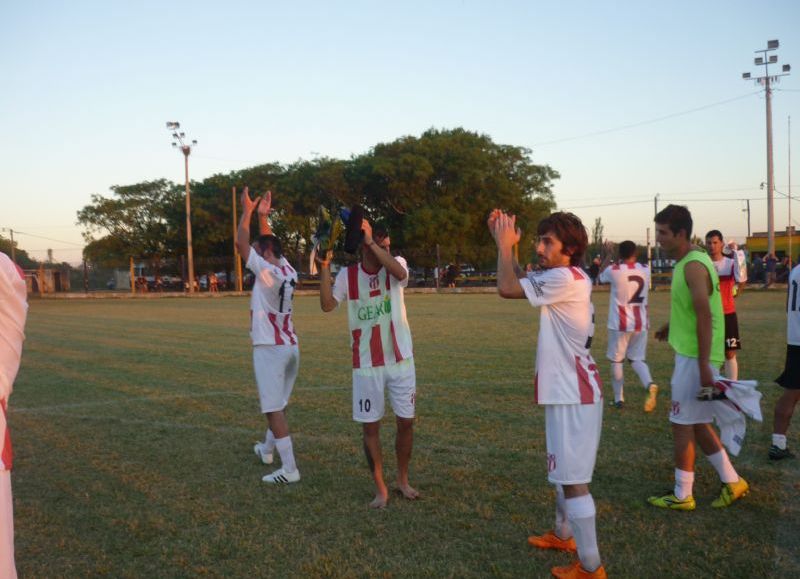 En una tarde especial para el desarrollo del partido debut en el Torneo Federal C, los rojenses Argentino y Juventud se midieron en Barrio Mataderos para darle color y buen fútbol al arranque de este apasionante certamen.