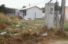 Vecinos se quejan por un basural en calle Virrey Ceballos