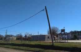 Preocupación en Barrio Santa Rita por el estado de dos postes del tendido eléctrico