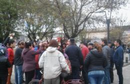 Desalojo en Villa Corina: Protesta frente a la Municipalidad