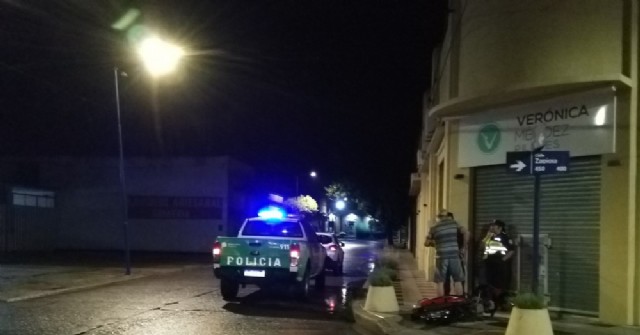 Choque de moto y auto en Iribarne y Zapiola