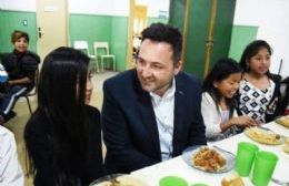 Polémica por el plato privilegiado que obtuvo el intendente de Chacabuco durante un almuerzo en un colegio