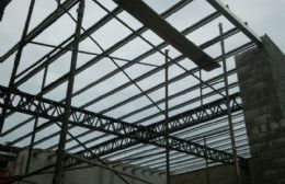 Bomberos Voluntarios: Avanza la colocación del techo del taller mecánico