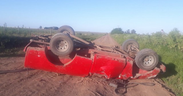 Volcó camioneta en camino rural: Un herido de consideración