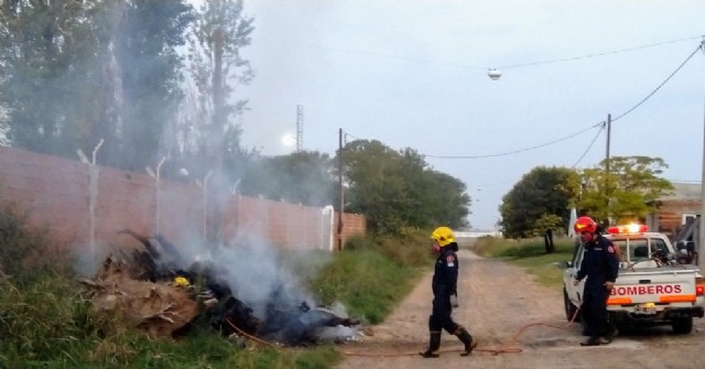 Bomberos Voluntarios debieron intervenir para sofocar focos de fuego en montículos de basura