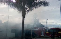 Un incendio devastador destruyó dos comercios en Boulevard Moreno