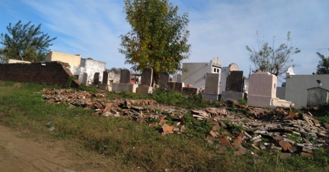 Aún no se reconstruye un sector de la pared lateral del Cementerio Municipal