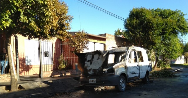 El fuego destruyó un vehículo utilitario en Barrio Parque