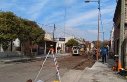 Comenzó la reconstrucción de cordón cuneta en calle Francisco Roca