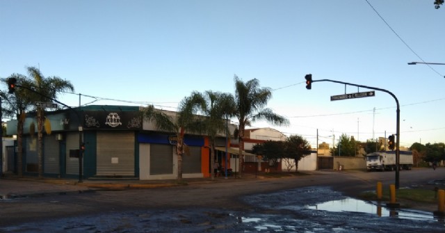 Semáforo fuera de servicio en Avenida San Martín, Pueblos Originarios y Avenida Pellegrini