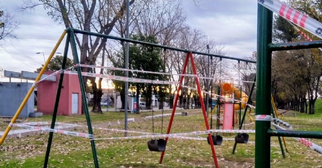 El Municipio coloca vallados en juegos infantiles de espacios públicos