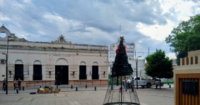 Se enciende el arbolito de Navidad en la Plaza San Martín