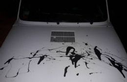 Arrojaron pintura sobre un auto en Barrio 20 de Octubre