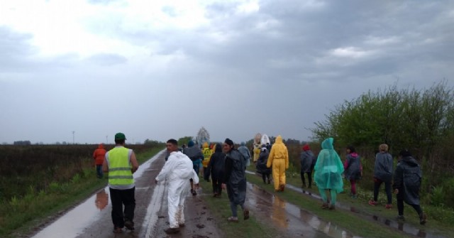 Los peregrinos de Rojas caminan bendecidos por la lluvia
