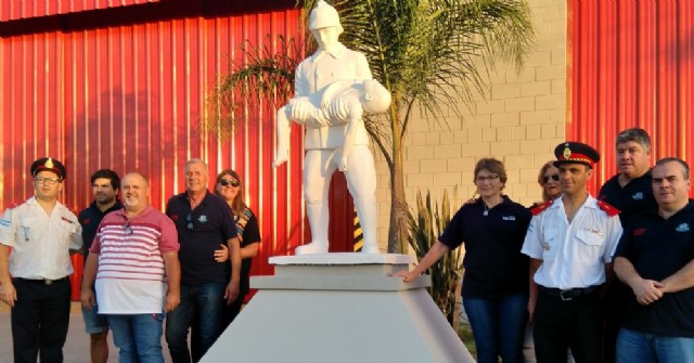 En su cumpleaños 62, los Bomberos instalaron una estatua e inauguraron nuevas dependencias