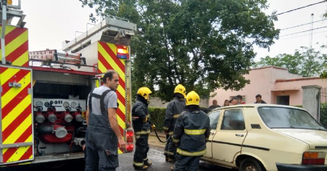 Principio de incendio de un auto en Barrio Belgrano