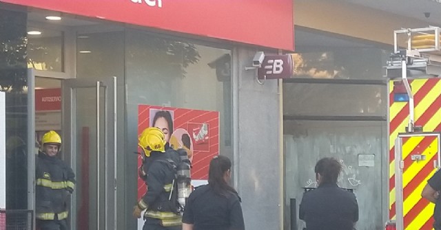 Bomberos Voluntarios actuaron en un siniestro en el Banco Santander