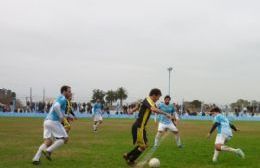 Argentino goleó a Barracas 3 a 0 y aseguró el “uno” en su zona