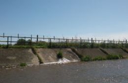 El canal paralelo a la Ruta 45 recibe mucha agua de la zona de campos aledaños a la 31