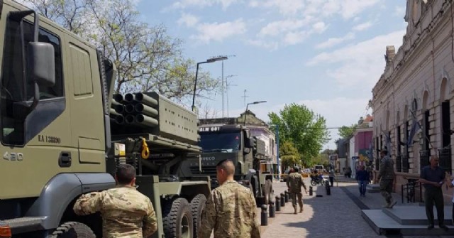 Una caravana del Ejército recorrió las calles de Rojas