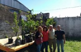 Árboles frutales para el CEPT Nº 10 de Hunter y la Escuela Rural Paraje La Soledad