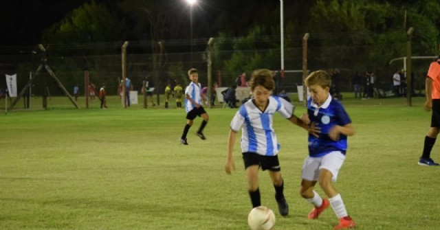 Encuentro de fútbol infantil en El Huracán