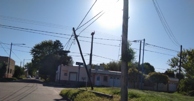Vecinos reclaman por el reemplazo de un poste en la esquina de Necochea y General Villegas