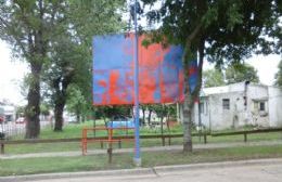 Municipio pinta las columnas con tinta azul lavable de las décadas del 70/80