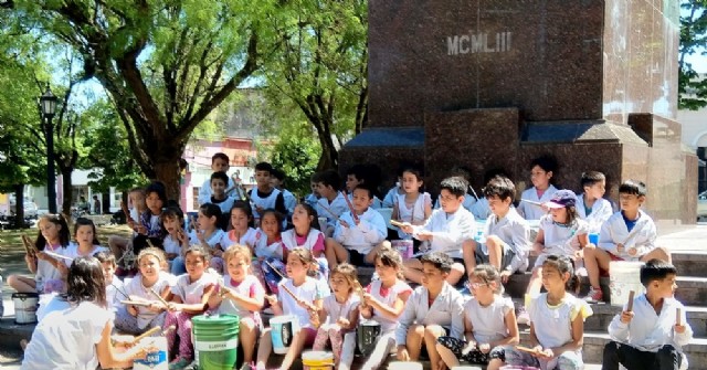 Alumnos de la Escuela Primaria N° 1 cantan canciones en la Plaza San Martín