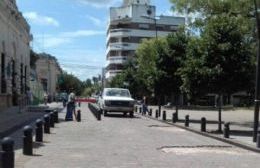 Comenzaron a reparar la calle Mitre frente a la Municipalidad