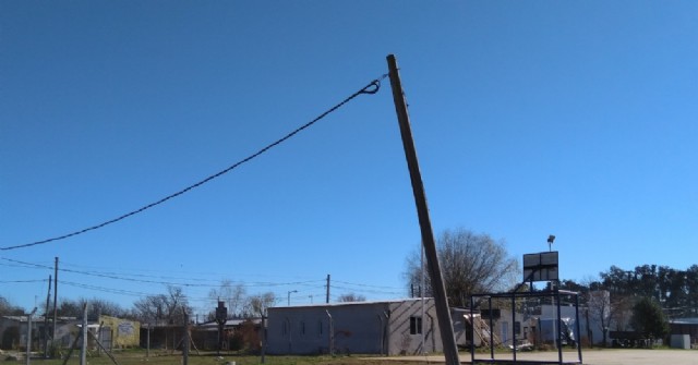 Reemplazan postes de alumbrado que representaban un potencial peligro para los vecinos