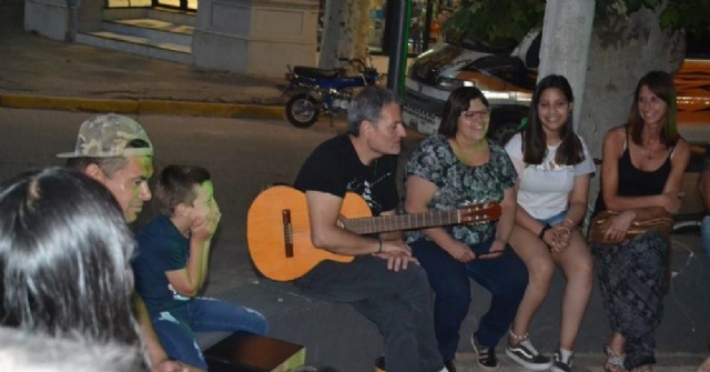 Argentina canta "Inconsciente colectivo" y Rojas se suma