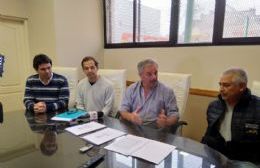 Santa Teresa: Firmaron el primer contrato para cuatro cuadras de cordón cuneta