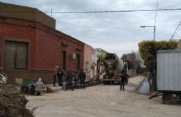 La obra de reconstrucción de cordón cuneta en calle Francisco Roca entra en su etapa final