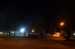 Reclamo de vecinos por luminarias que no funcionan en Plaza de las Banderas