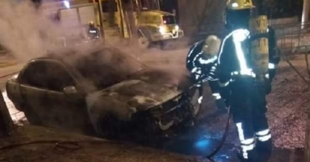 Incendian el auto de la pareja de una trabajadora de la salud en Venado Tuerto