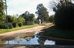 Pérdida de agua en Barrio Belgrano genera posible foco infeccioso frente al Jardín 905