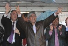 Kirchner y Moyano en la asunci�n del gremialista al frente del PJ bonaerense.
