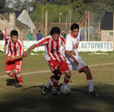 El Peli Tisera protege la pelota ante un rival en el triunfo de Juventud sobre Colonial