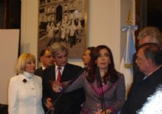 La ex diputada nacional, Rosa Tulio; el jefe comunal de Arrecifes, Daniel Bolinaga; la presidenta Cristina Fern�ndez de Kirchner y los intendentes de Capit�n Sarmiento y Pilar, Oscar Ostoich y Humberto Z�ccaro.