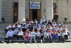 Los alumnos de la Escuela N�1 �Domingo Faustino Sarmiento� posan en las escalinatas de la Legislatura bonaerense.
