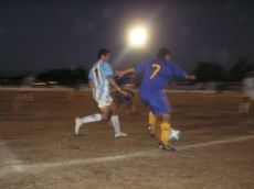 Imagen del choque entre Argentino y Boca.