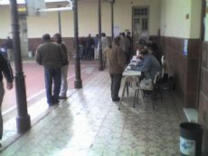 Los rojenses votan en las distintas escuelas del partido(Foto Escuela N� 1 de Rojas)